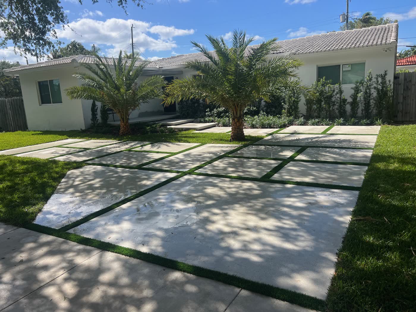 A large-format paver patio built by Paver Designers in South Florida